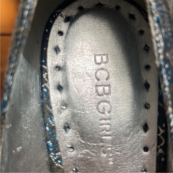 Women’s BCBGirls Blue Metallic Silver Fabric Open Toe
Heels -sz 7.5 B Victorian - Picture 3 of 11